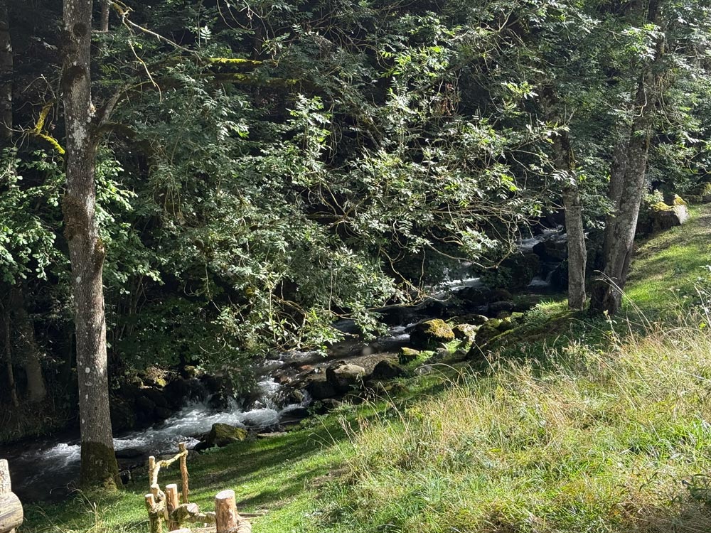 Le ruisseau à la grange du Château Rolland